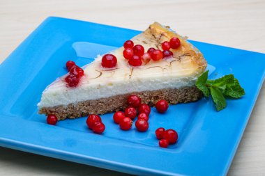 Böğürtlenli ve naneli cheesecake.