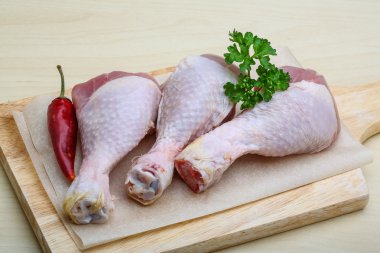 Çiğ tavuk bacağı.