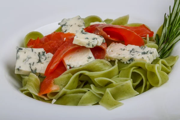 Pasta met zalm en blauwe kaas — Stockfoto