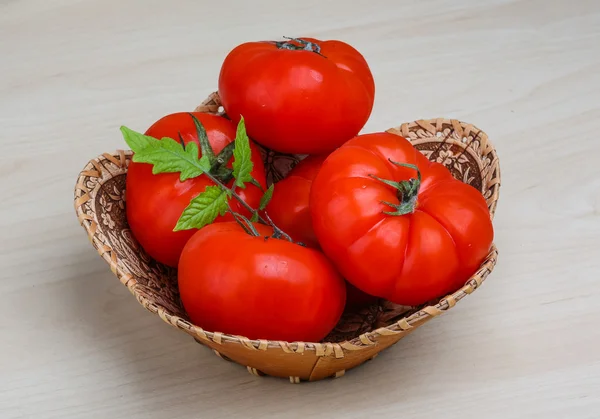 Tomates rojos en la cesta — Foto de Stock