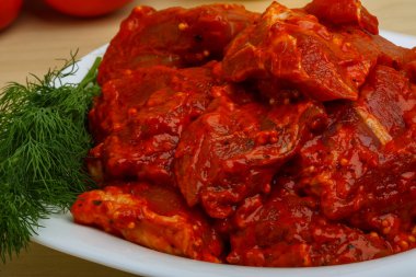 Barbekü için çiğ Marine et