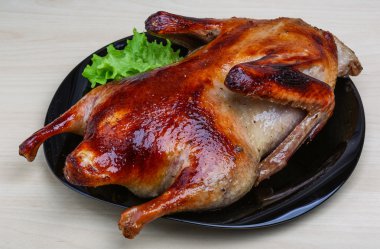 Kızarmış ördek salatası ile