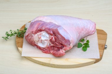 Çiğ hindi bacağı