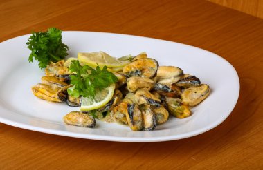 Tereyağı soslu midye