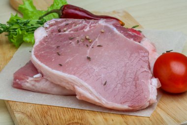 pişmemiş domuz biftek