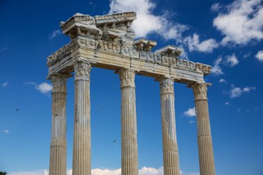 Apollo Tapınağı yan tarafta