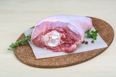 Çiğ hindi bacağı