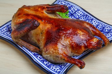 Kızarmış ördek salatası ile