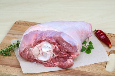 Çiğ hindi bacağı