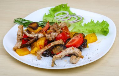 ile sebze kızarmış domuz eti