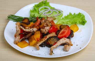 ile sebze kızarmış domuz eti