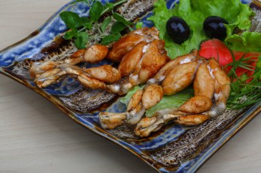 Kavrulmuş kurbağa bacağı