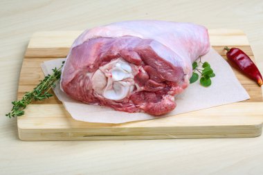 Çiğ hindi bacağı