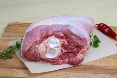 Çiğ hindi bacağı