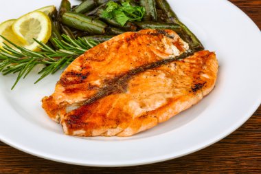 Yeşil fasulye ile ızgara somon