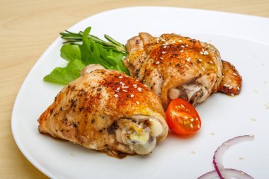 Kızarmış tavuk butları.