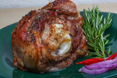 Baharat ile kavrulmuş hindi budu