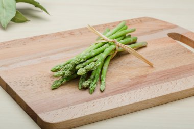 Taze çiğ yeşil kuşkonmaz