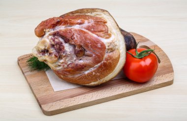 Domuz eti boyun dereotu ile füme