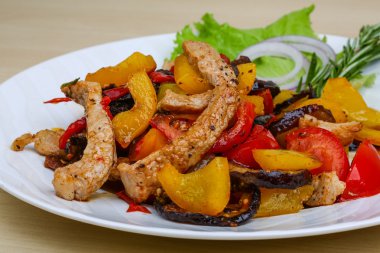 Sebzeli kızarmış domuz.