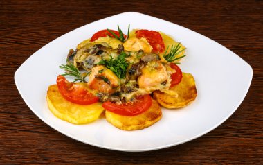 Patates ve domates ile kavrulmuş somon