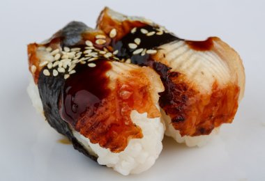 yılan balığı suşi