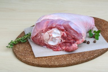 Çiğ hindi bacağı