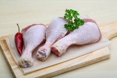 Çiğ tavuk bacağı.