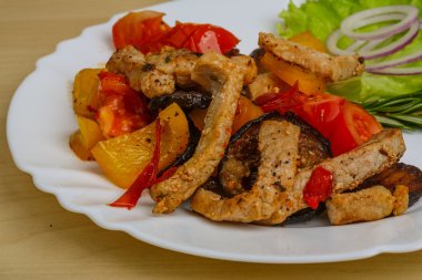 Sebzeli kızarmış domuz.