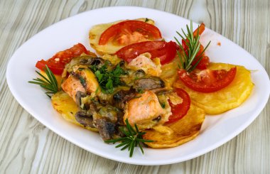 Patates ve domates ile kavrulmuş somon