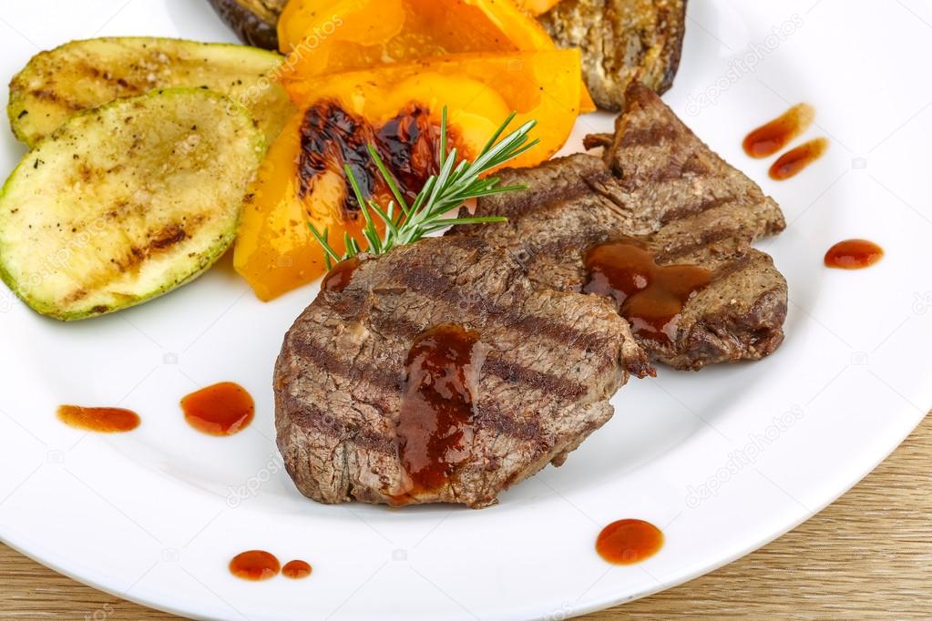 Grillad kalv biff — Stockfotografi © AndreySt 77772784