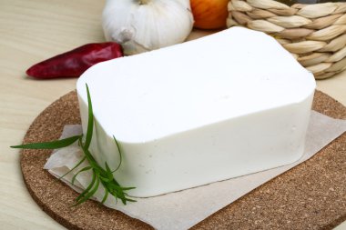 Beyaz peynir dilimi tarhun ile