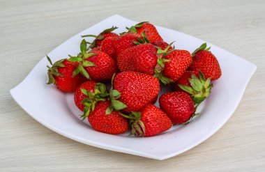 Taze olgun çilekler.