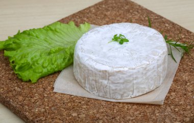 Camembert brie peyniri otlar ile