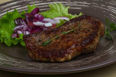 Izgara dana biftek soğan ile