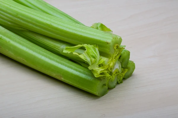 Sedano verde bastoncini su legno — Foto Stock