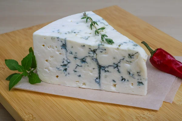 Queso azul con albahaca —  Fotos de Stock