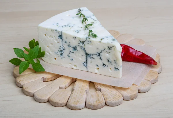 Blue cheese with basil — Stock Photo, Image