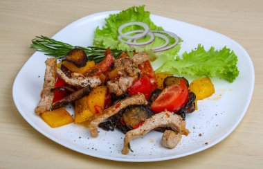 ile sebze kızarmış domuz eti