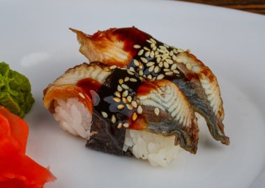 Japonya geleneksel yılan balığı suşi