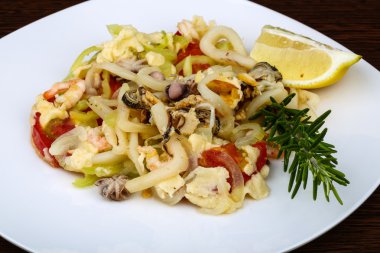 Deniz ürünleri peynir ile kokteyl