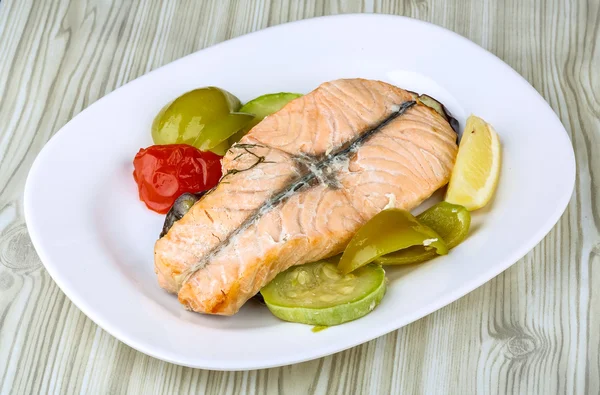 Salmão assado com legumes — Fotografia de Stock