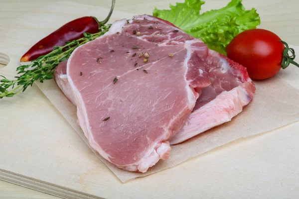 Bife de porco cru com tomilho — Fotografia de Stock