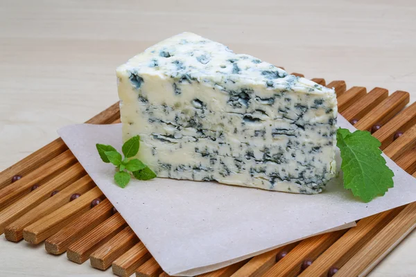 Dor Blauschimmelkäse mit Basilikum — Stockfoto