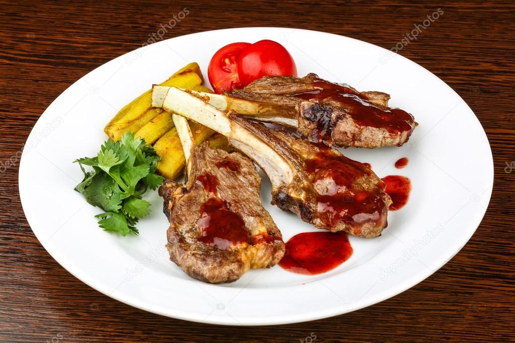 Grilled lamb chops with sauce
