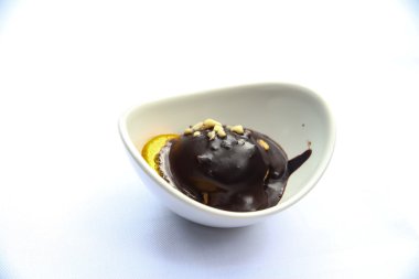 Çikolata ve fındık ile profiterol