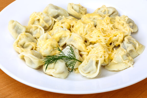 Русские пельмени с сырным соусом
