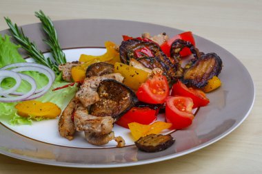 Sebzeli kızarmış domuz.