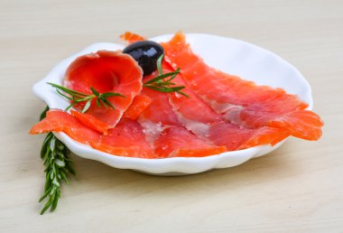 Rosemary ile Somon dilimlenmiş