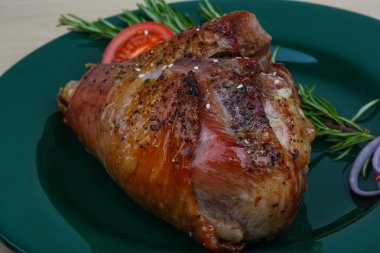 Baharat ile kavrulmuş hindi budu